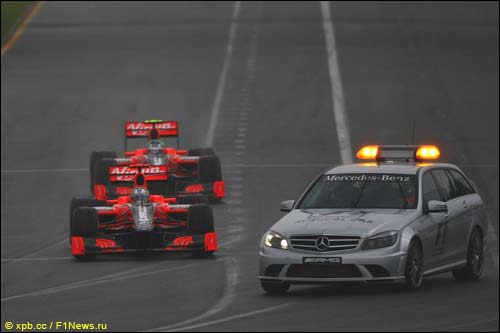 Гонщики Virgin Racing и машина безопасности