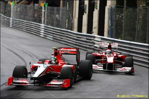 Лукас ди Грасси отражает атаки Фернандо Алонсо