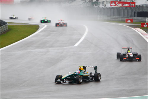 Валттери Боттас опережает Тамаша Пал Кисса на пути к победе на Нюрбургринге