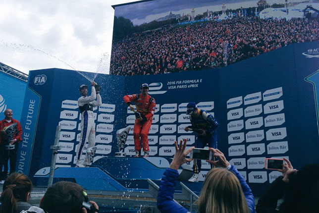 Победитель и призёры гонки Формулы E на подиуме в Париже