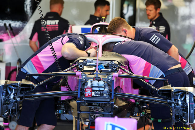Механики Racing Point работают с машиной