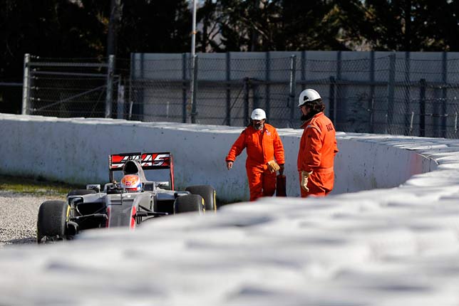 Машина Романа Грожана в гравийной ловушке в 1-м повороте