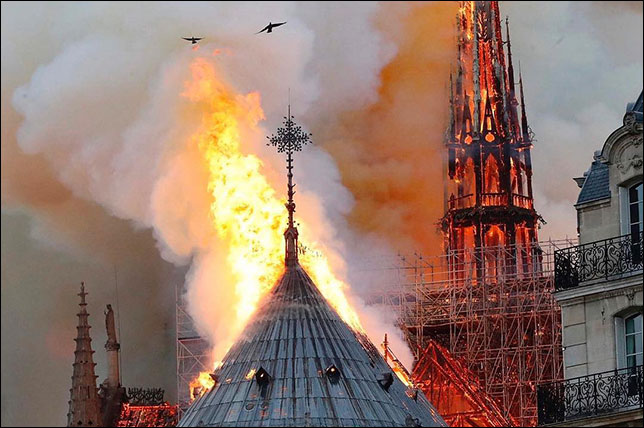 Пожар в Норт-Дам-Де-Пари. Фото из твиттера Романа Грожана. Lucio Rizzica