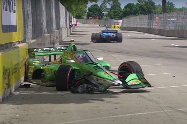 Разбитая машина Романа Грожана на трассе в Детройте