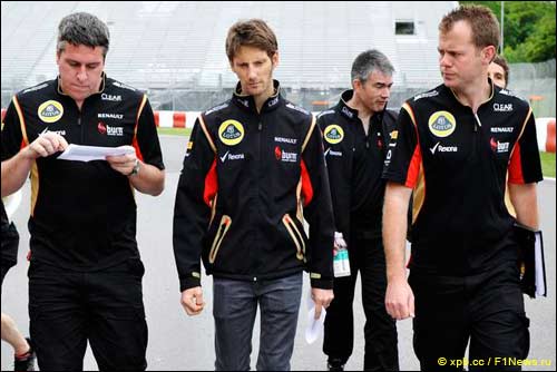 Роман Грожан во время прогулки по трассе