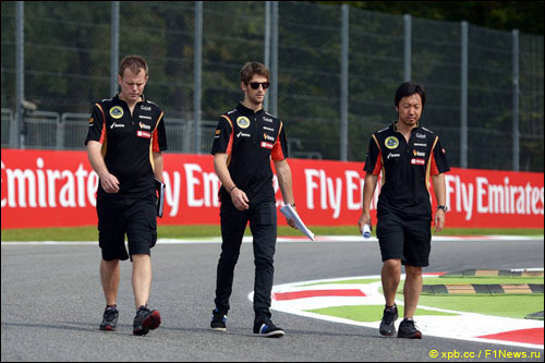 Роман Грожан с инженерами гуляет по Монце