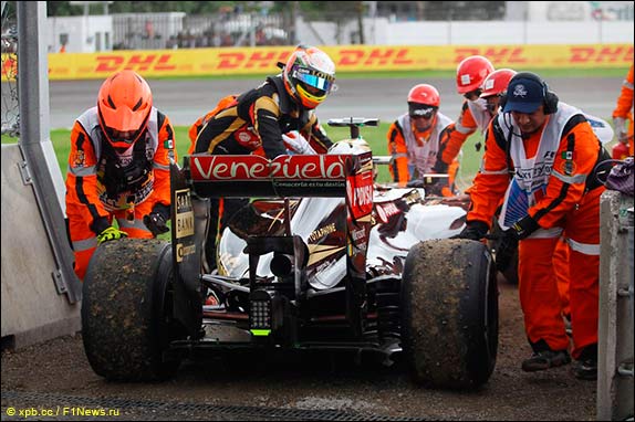 Грожан помогает эвакуировать машину