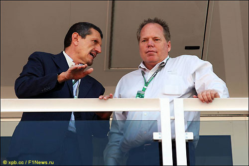 Джин Хаас (справа) и Гюнтер Штайнер (слева), руководитель Haas F1 Team