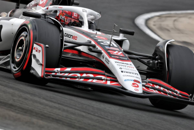 Эстебан Окон за рулём машины Haas на трассе в Венгрии, фото XPB