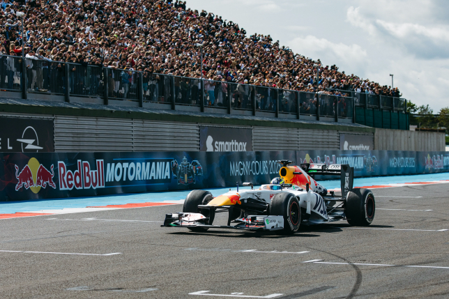 Айзек Хаджар за рулём RB7 в цветах Racing Bulls на трассе в Маньи-Куре, фото Racing Bulls