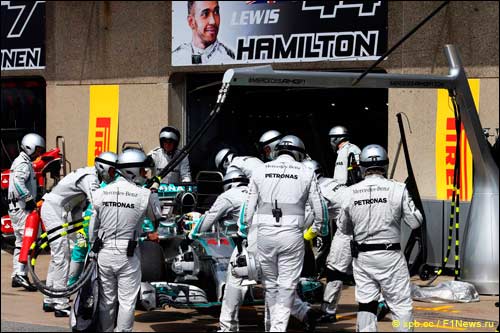 Хэмилтон останавливает машину в боксах