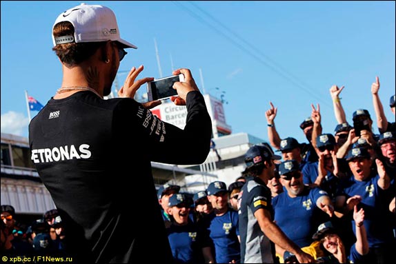 Льюис Хэмилтон и волонтёры