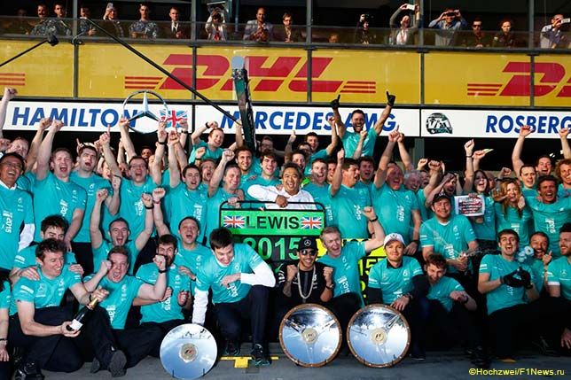 Льюис Хэмилтон празднует победу в Мельбурне вместе с командой Mercedes