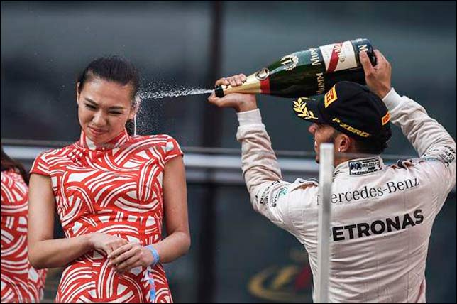 Льюис Хэмилтон на подиуме Гран При Китая