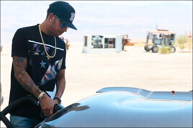 Льюис Хэмилтон на заправке