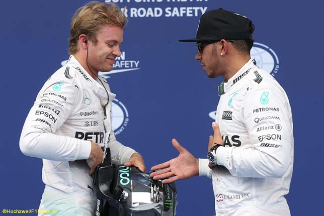Льюис Хэмилтон и Нико Росберг поздравляют друг друга после квалификации 