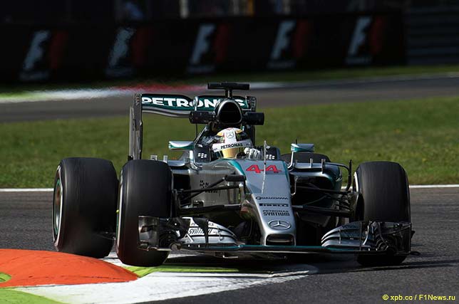 Льюис Хэмилтон на тренировках в Монце