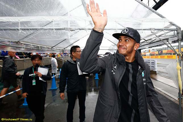 Льюис Хэмилтон приветствует болельщиков в Сузуке