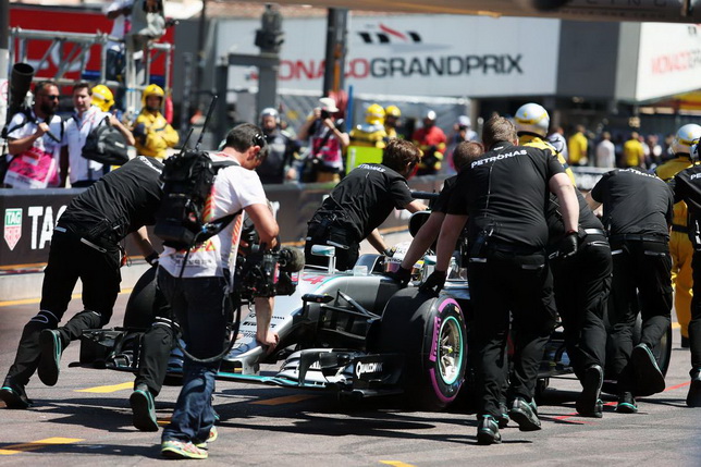 Гран При Монако. Механики возвращают в боксы машину Льюиса Хэмилтона