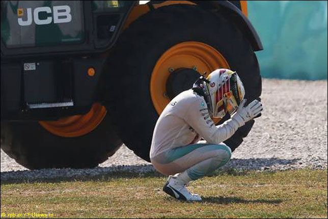 Льюис Хэмилтон после схода в Малайзии