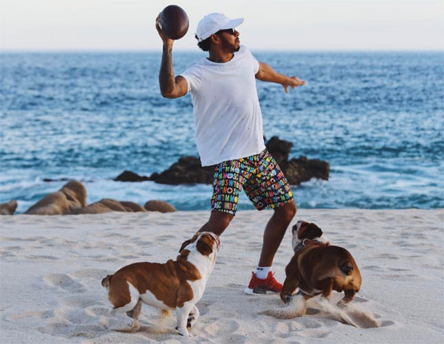 Льюис Хэмилтон продолжает свой отдых на пляжах Мексики