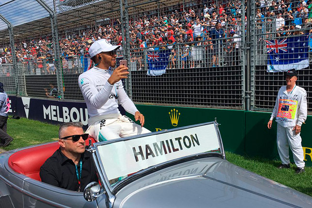 Льюис Хэмилтон на параде пилотов в Альберт-парке