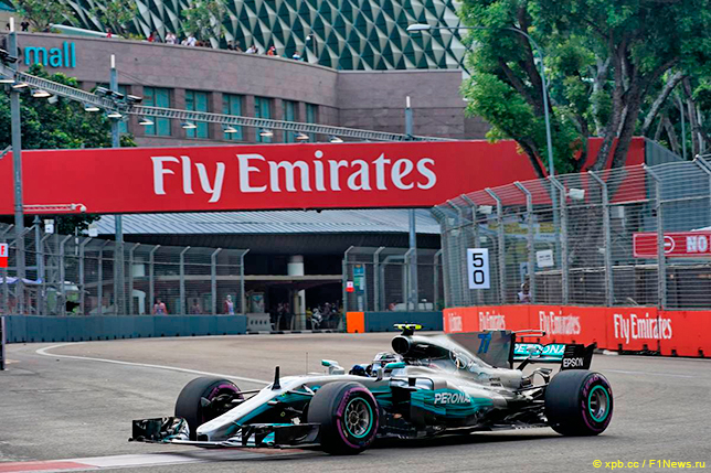 Валттери Боттас на трассе в Сингапуре