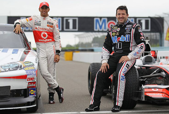 Льюис Хэмилтон и Тони Стюарт на трассе Уоткинс-Глен, 2011 год