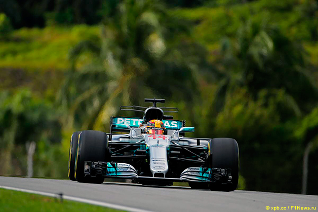 Льюис Хэмилтон на трассе в Малайзии