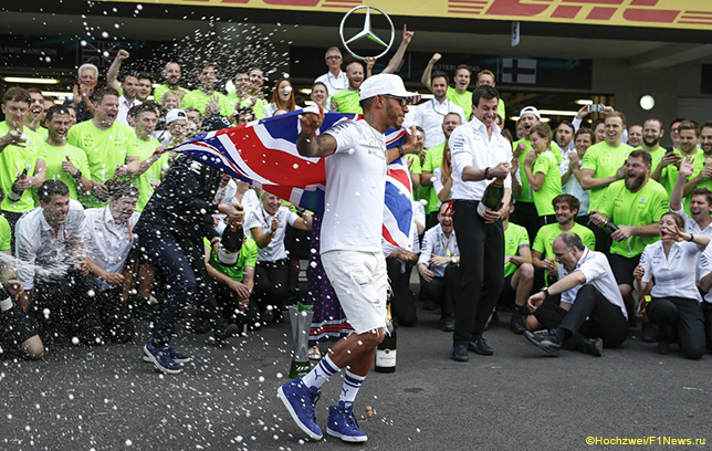 Льюис Хэмилтон празднует победу в чемпионате мира после Гран При Мексики