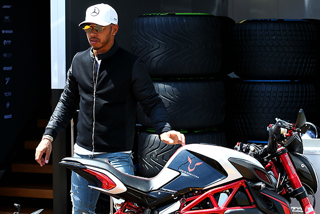 Льюис Хэмилтон и его мотоцикл MV Agusta F4 LH44