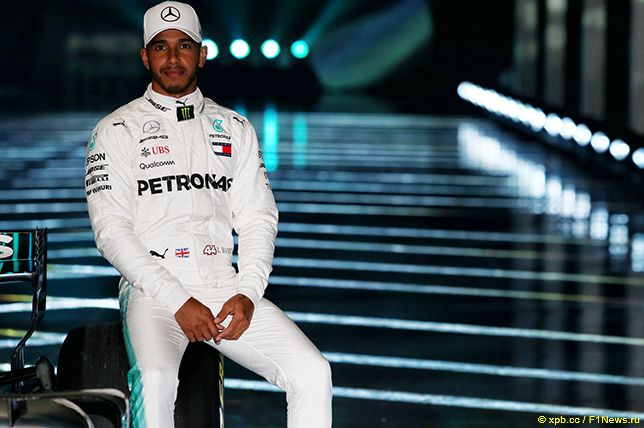 Льюис Хэмилтон на презентации новой машины Mercedes W09