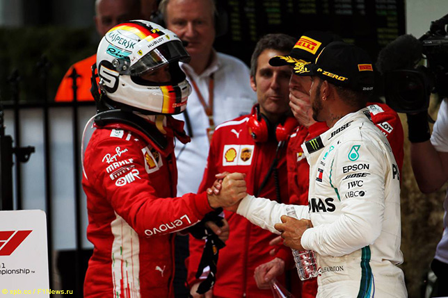 Льюис Хэмилтон поздравляет Себастьяна Феттеля с победой в Гран При Австралии