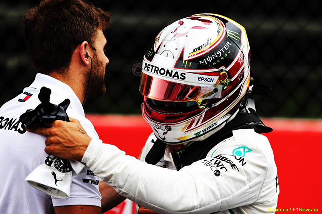 Льюис Хэмилтон принимает поздравления с победой в квалификации