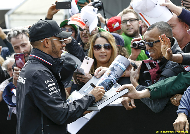 Льюис Хэмилтон во время автограф-сессии в Монреале