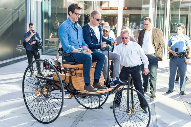 Тото Вольфф и Валттери Боттас осваивают Benz Patent-Motorwagen