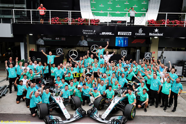 В Mercedes празднуют победу в Кубке конструкторов