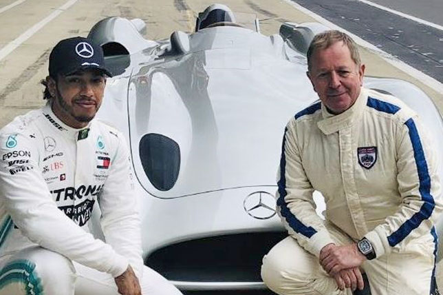 Льюис Хэмилтон и Мартин Брандл на фоне Mercedes W196R