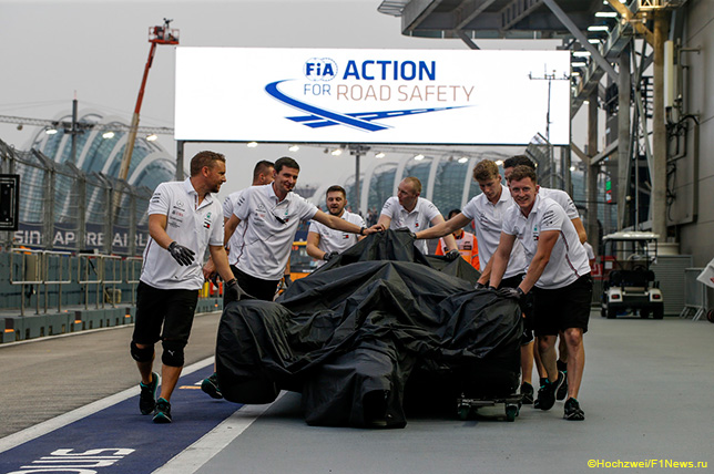 Машину Валттери Боттаса возвращают в боксы после аварии