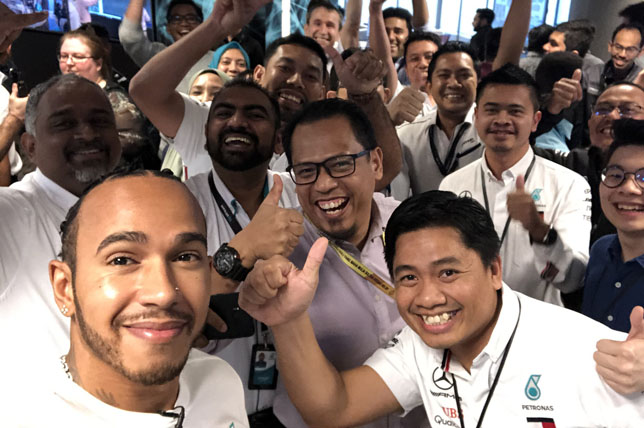 Льюис Хэмилтон с сотрудниками Petronas
