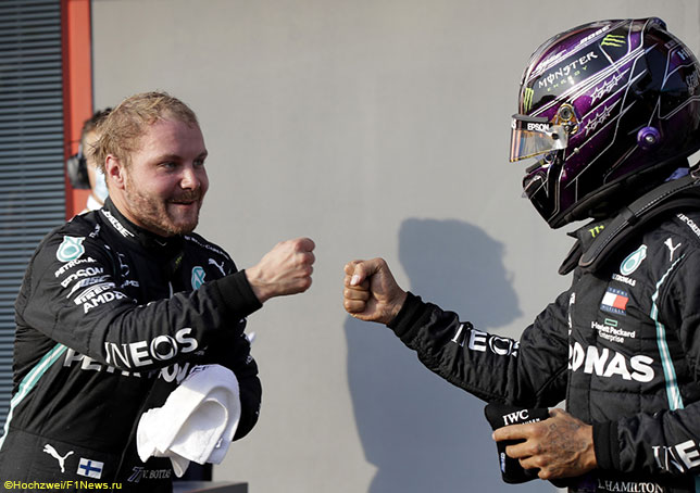 Валттери Боттас и Льюис Хэмилтон поздравляют друг друга после квалификации в Имоле