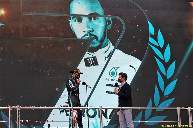 Льюис Хэмилтон и Марк Уэббер на церемонии награждения в Турции