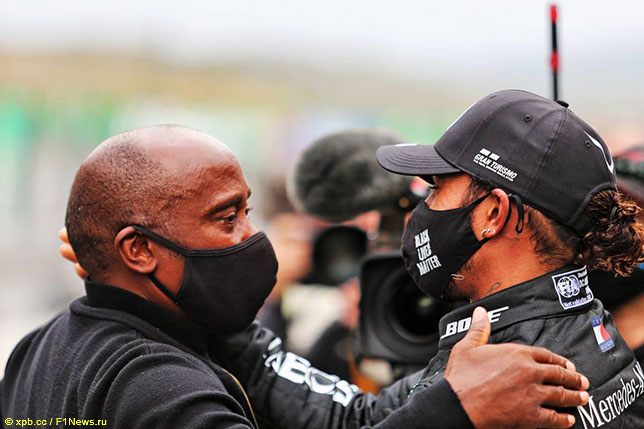 Энтони Хэмилтон поздравляет сына с 92-й победой после Гран При Португалии