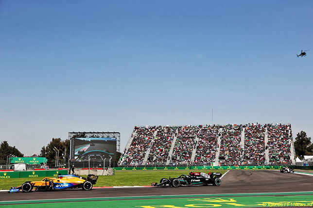 Валттери Боттас вынужден был долго ехать позади Даниэля Риккардо, но так и не смог его обогнать