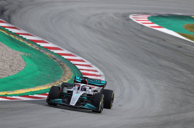 Льюис Хэмилтон на трассе в Барселоне за рулём Mercedes W13, фото пресс-службы команды
