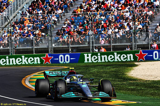 Льюис Хэмилтон за рулём W13 на трассе в Мельбурне