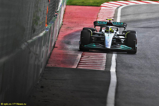 Льюис Хэмилтон за рулём Mercedes W13 на трассе в Монреале