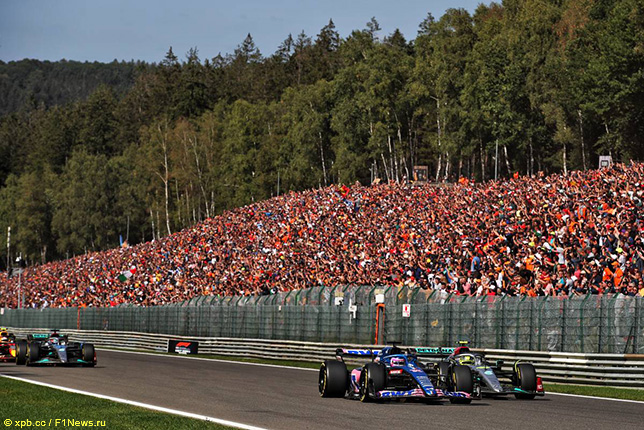 Через мгновение между Alpine и Mercedes произойдёт жёсткий контакт