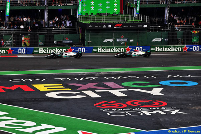 Гонщики Mercedes на трассе в Мехико