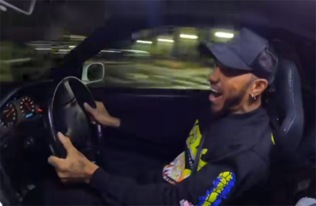 Льюис Хэмилтон за рулём Nissan Skyline, кадр из видео, опубликованного в социальных сетях